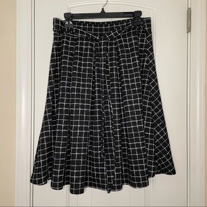 Black & White See You Monday Los Angeles Size XL Waist ~33” with some stretch